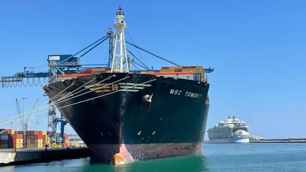 Due giganti del mare nel porto di Civitavecchia: la portacontainer MSC Tomoko attracca di fronte alla Wonder of the Seas Due giganti del mare nel porto di Civitavecchia: la portacontainer MSC Tomoko attracca di fronte alla Wonder of the Seas