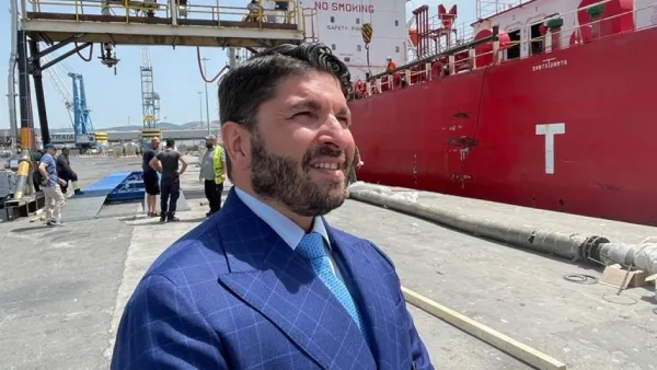 Parte nel porto di Civitavecchia il nuovo traffico del bitume: per la prima volta in Italia lo scarico avverrà direttamente sui camion Parte nel porto di Civitavecchia il nuovo traffico del bitume: per la prima volta in Italia lo scarico avverrà direttamente sui camion