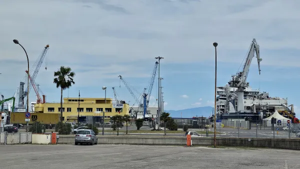 Nel porto commerciale di Gaeta operativa sulla banchina Salvo d'Acquisto la nave posacavi Prysmian Leonardo da Vinci Nel porto commerciale di Gaeta operativa sulla banchina Salvo d'Acquisto la nave posacavi Prysmian Leonardo da Vinci